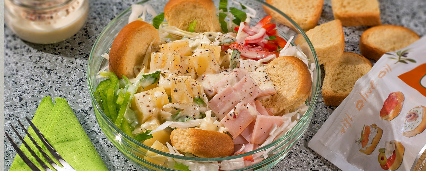 RECIPES Salad with white cabbage, turkey, cheese and small wheat rusks INGREDIENTS 5-6 “the Manna” small wheat rusks 1/4 white cabbage 1/2 red pepper 1/2 green pepper 3-4 slices of turkey 100 g Gouda cheese For the dressing: 100 g yogurt 1 tablespoon of olive oil 1 teaspoon of sweet vinegar 1 tablespoon of mayonnaise Salt Pepper