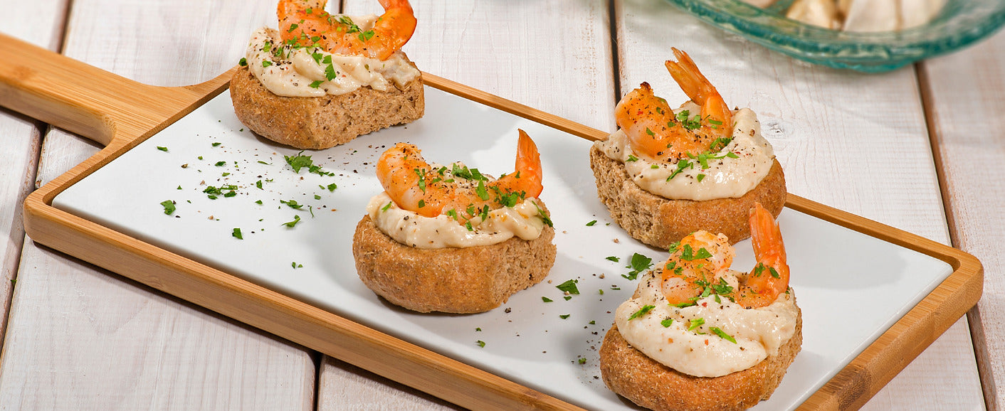 For 5 Small rusks: 5 “the Manna” small barley rusks 5 shrimp 5 tablespoons of taramasalata 1 garlic clove Finely chopped parsley 2 tablespoons of olive oil Salt Pepper
