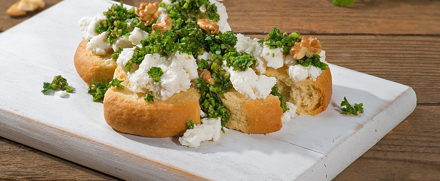 Small soft wheat rusks with no added salt with myzithra, parsley salad and walnuts, 4-5 “the Manna” Small soft wheat rusks with no added salt 200g of myzithra cheese 1 bunch of parsley 1 spring onion 1 teaspoon of capers 3 tablespoons of olive oil The juice from ½ a lemon 1 tablespoon of apple vinegar 3 barley rusks Salt Pepper Walnuts