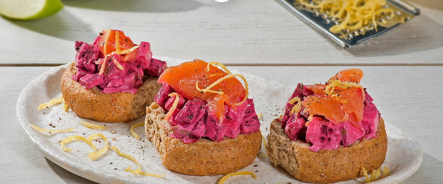 4-5 “the Manna” small wheat rusks 2 boiled beetroot 1 green apple 4 tablespoons of yogurt 1 tablespoon of vinegar Small wheat rusks with beetroot, green apple and smoked salmonSmoked salmon, Lemon zest, Salt , Pepper